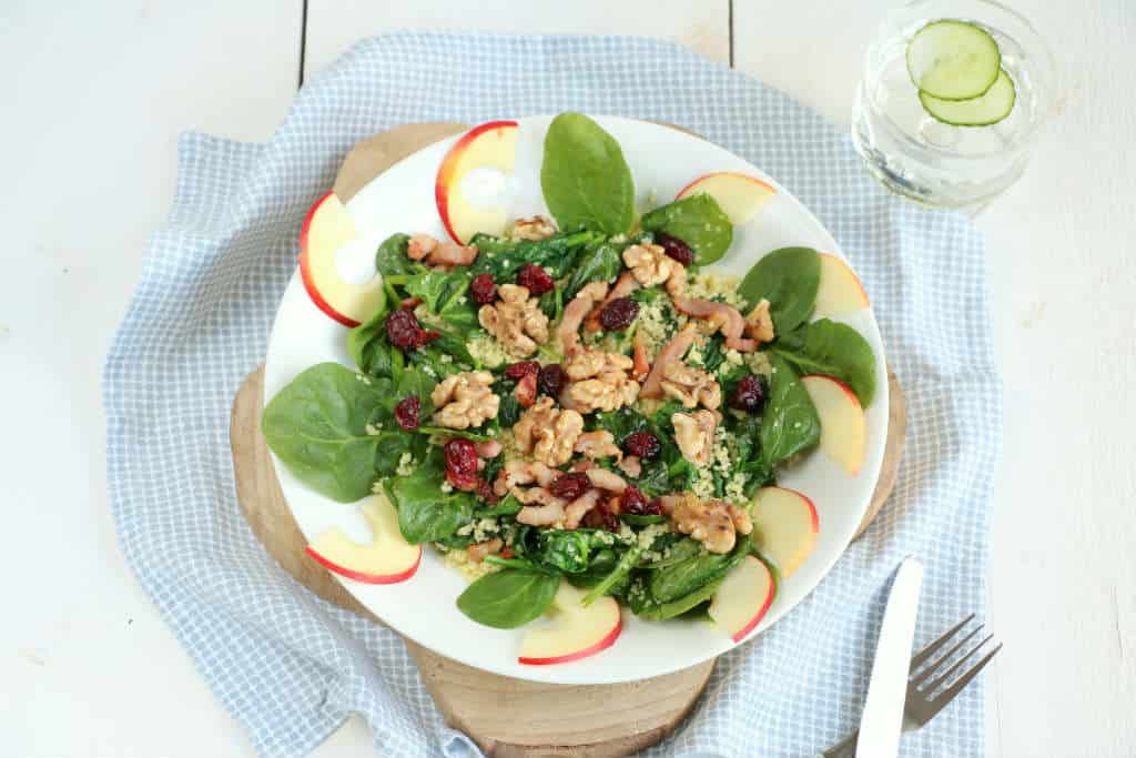 Couscous spinazie salade met appel, spekjes en cranberry
