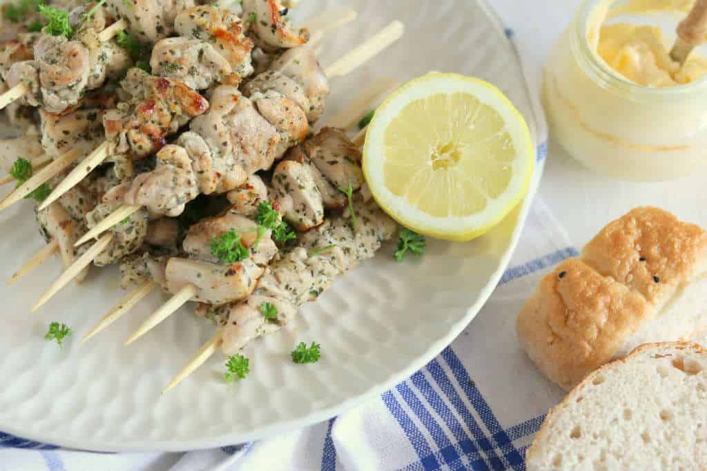 Griekse kipspiesjes met citroen en oregano