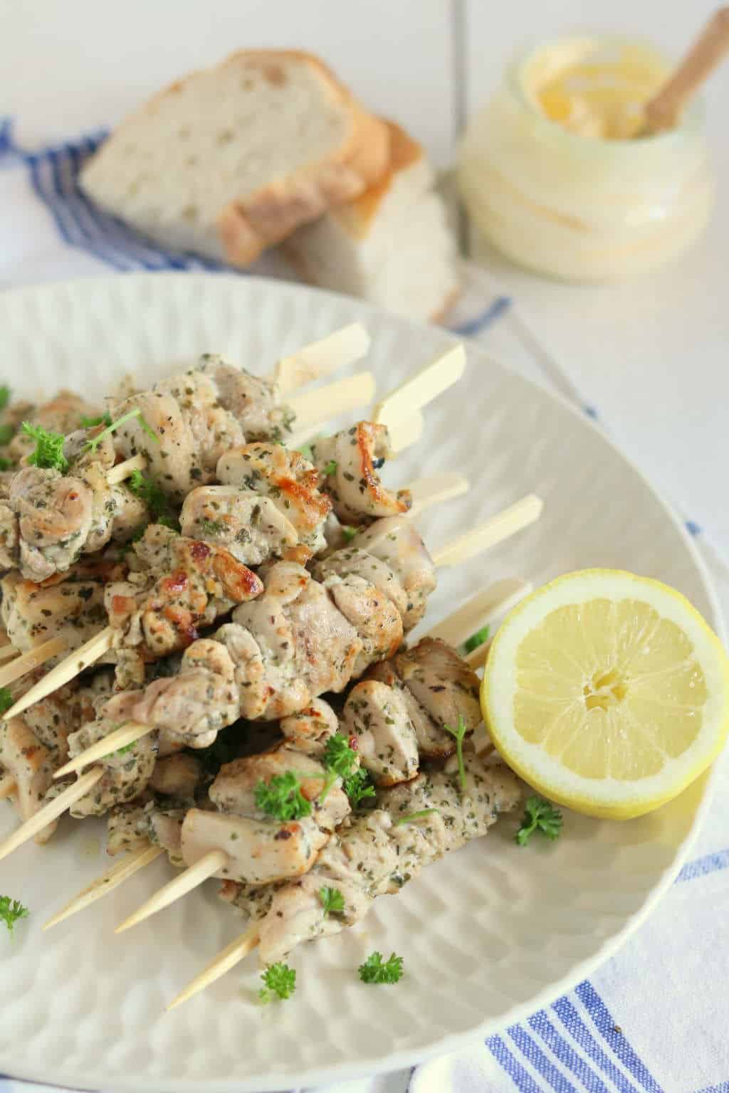 Griekse kipspiesjes met citroen en oregano