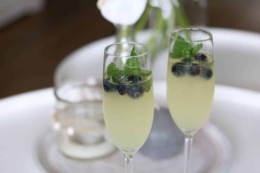 limoncello cocktail met prosecco en spa rood lemon