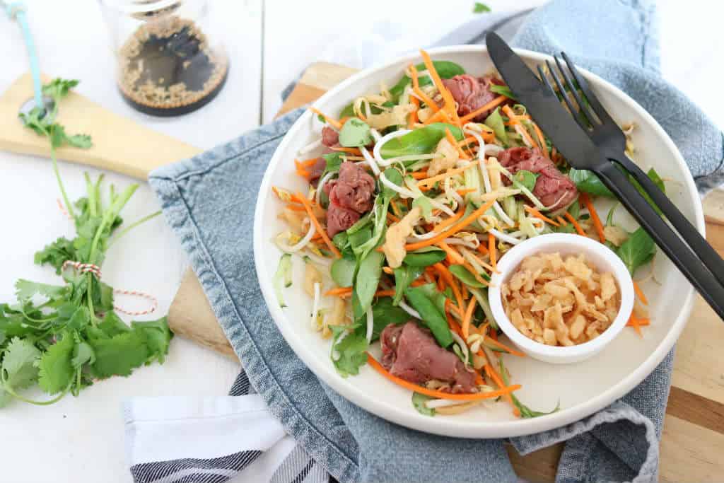 Wortel taugé salade met rosbief