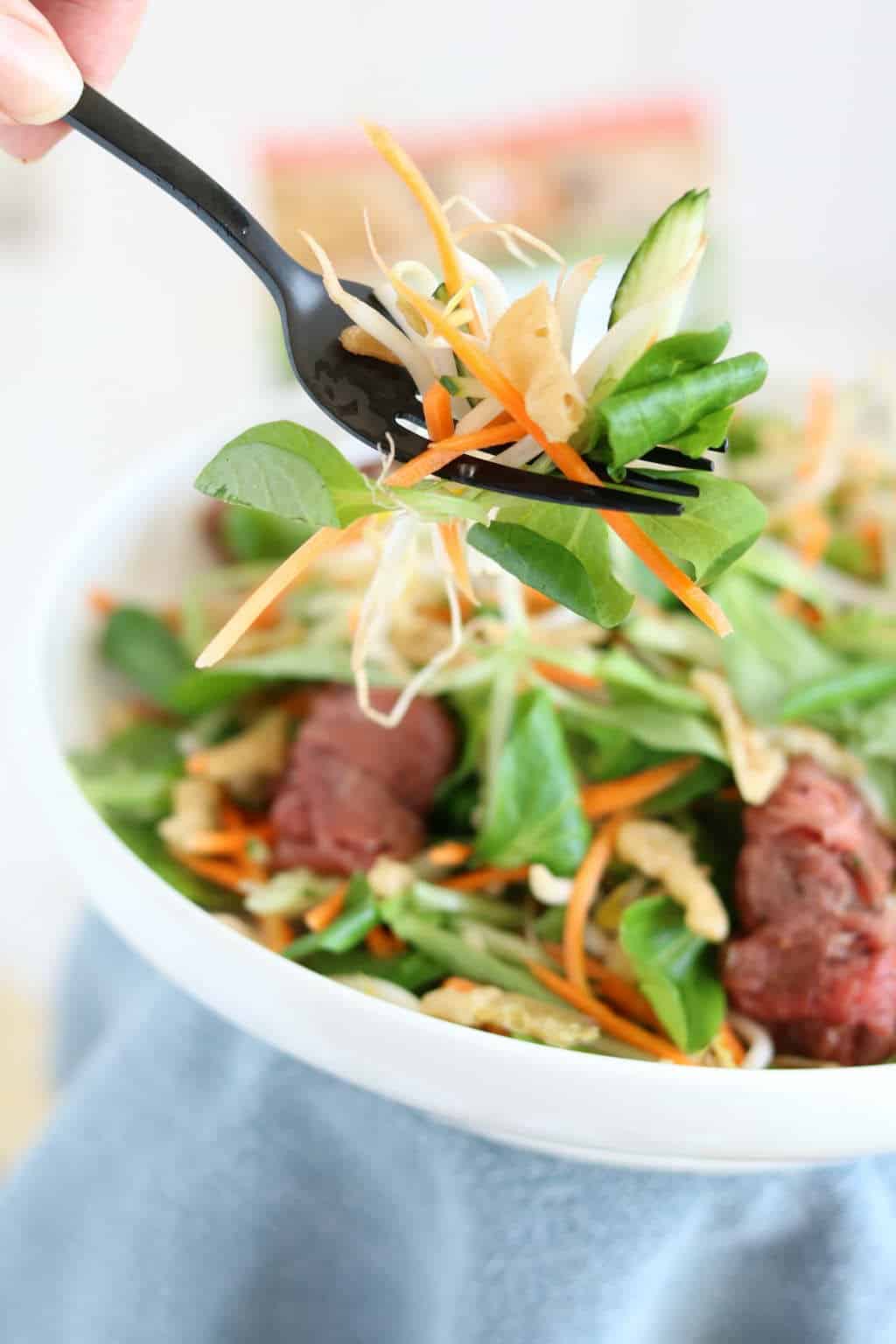 Wortel taugé salade met rosbief