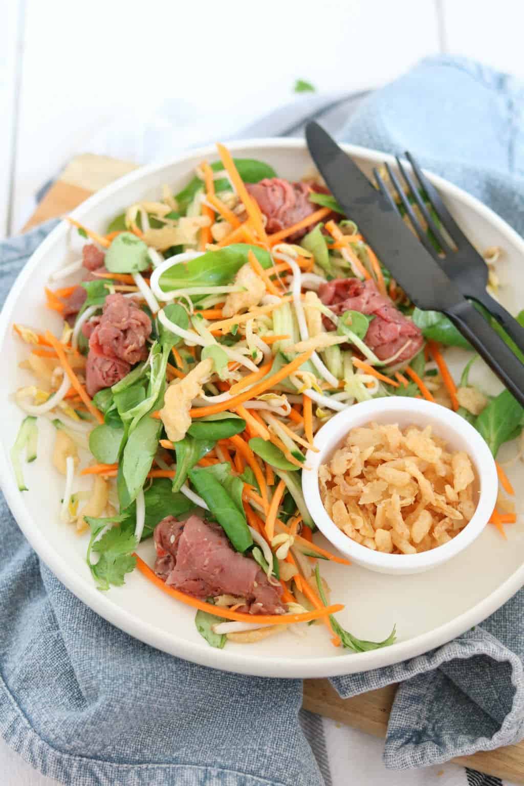 Wortel taugé salade met rosbief