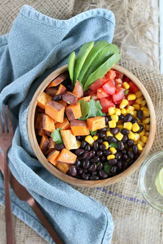 zoete aardappel bowl met zwarte bonen
