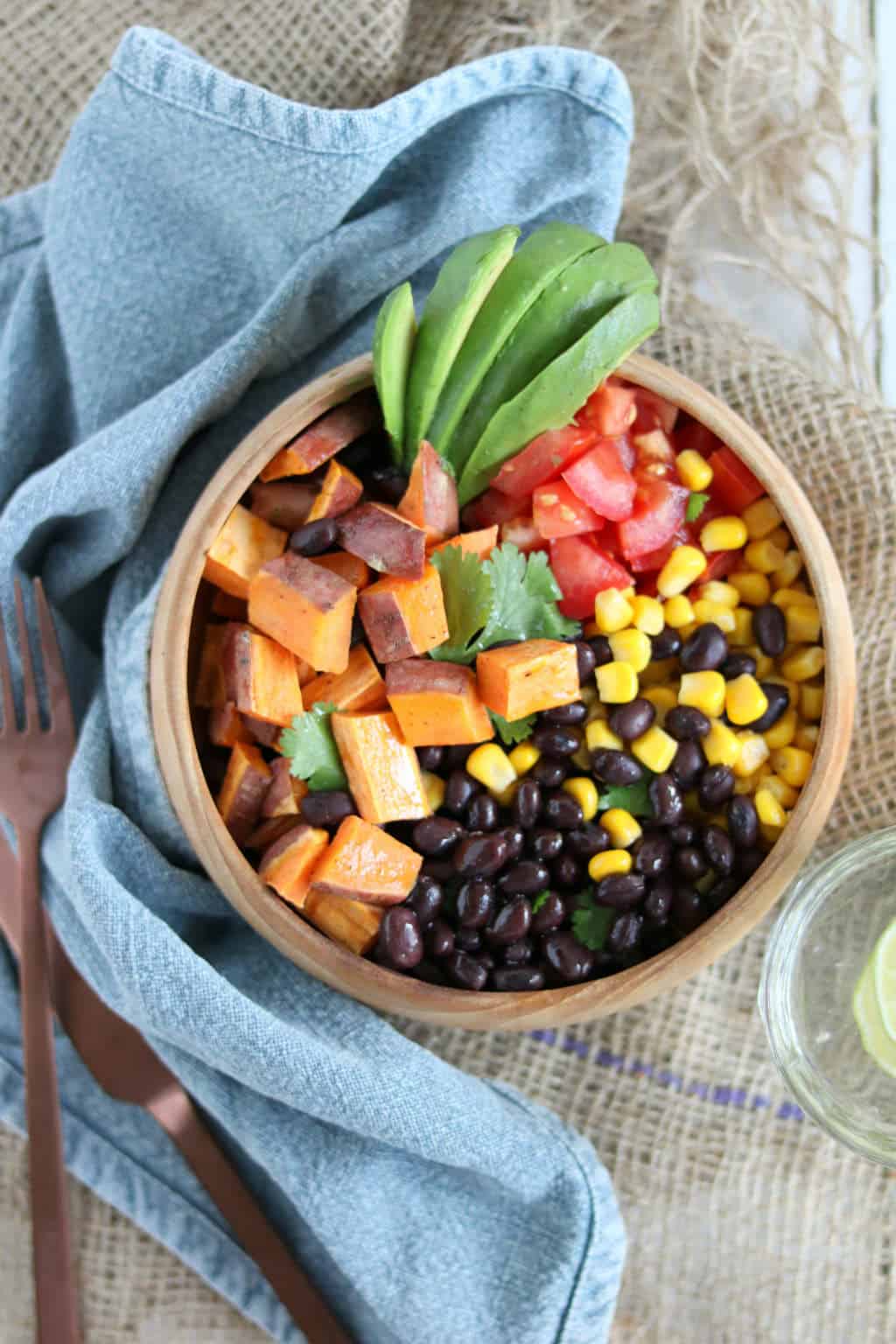 zoete aardappel bowl met zwarte bonen