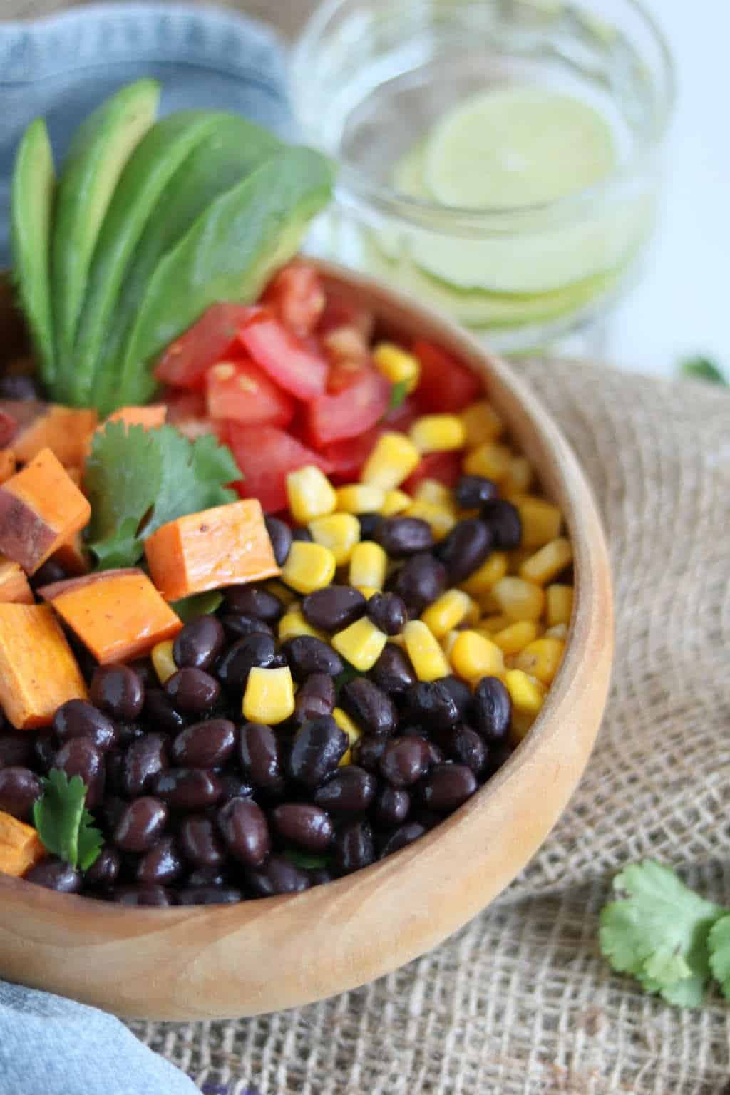 zoete aardappel bowl met zwarte bonen
