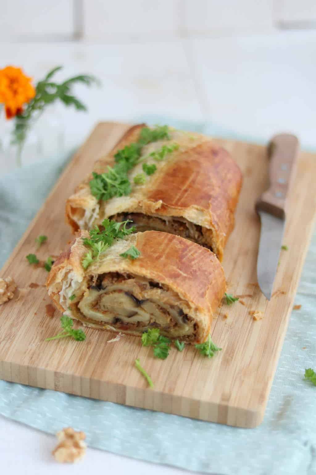 Aubergine wellington een vegetarisch hoofdgerecht of bijgerecht voor een dinertje of kerst. De vegetarische wellington staat feestelijk en is niet moeilijk om te maken.