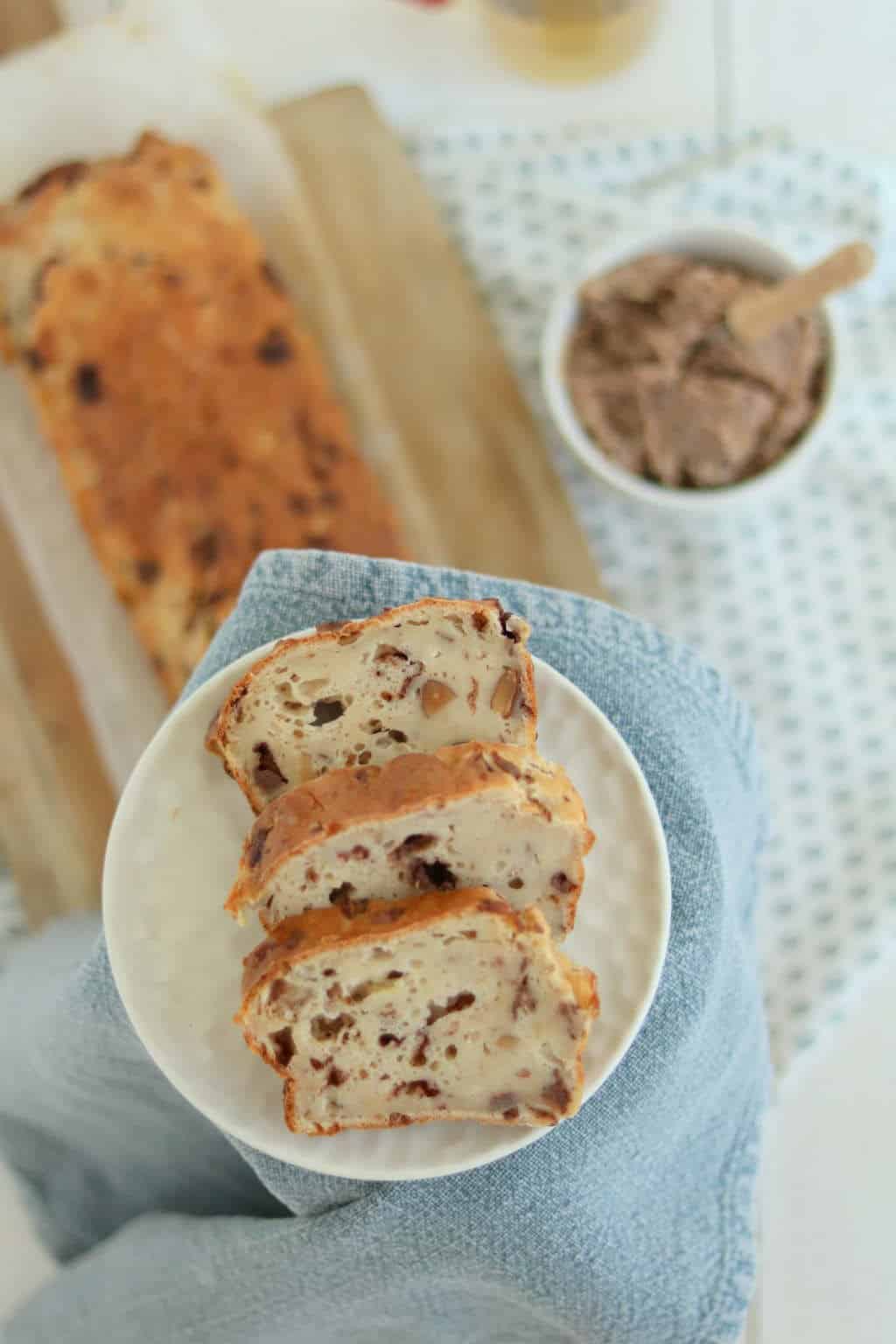 Dit kwarkbrood met chocolade en noten is smakelijk voor het ontbijt of als tussendoortje. Besmeer met zeezout chocolade boter. Recept staat op de blog.
