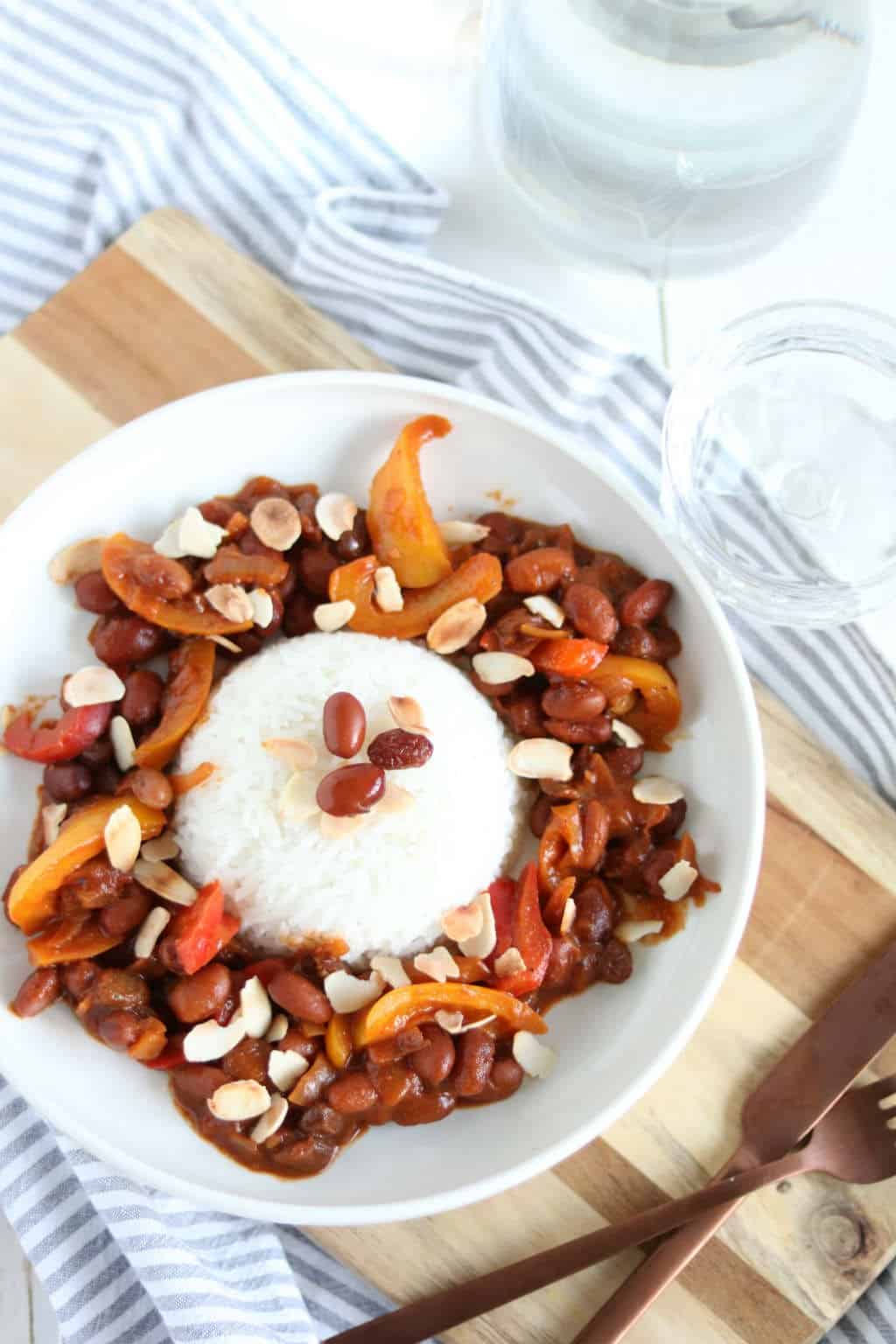vegetarische pilav met bonen, noten en rozijnen
