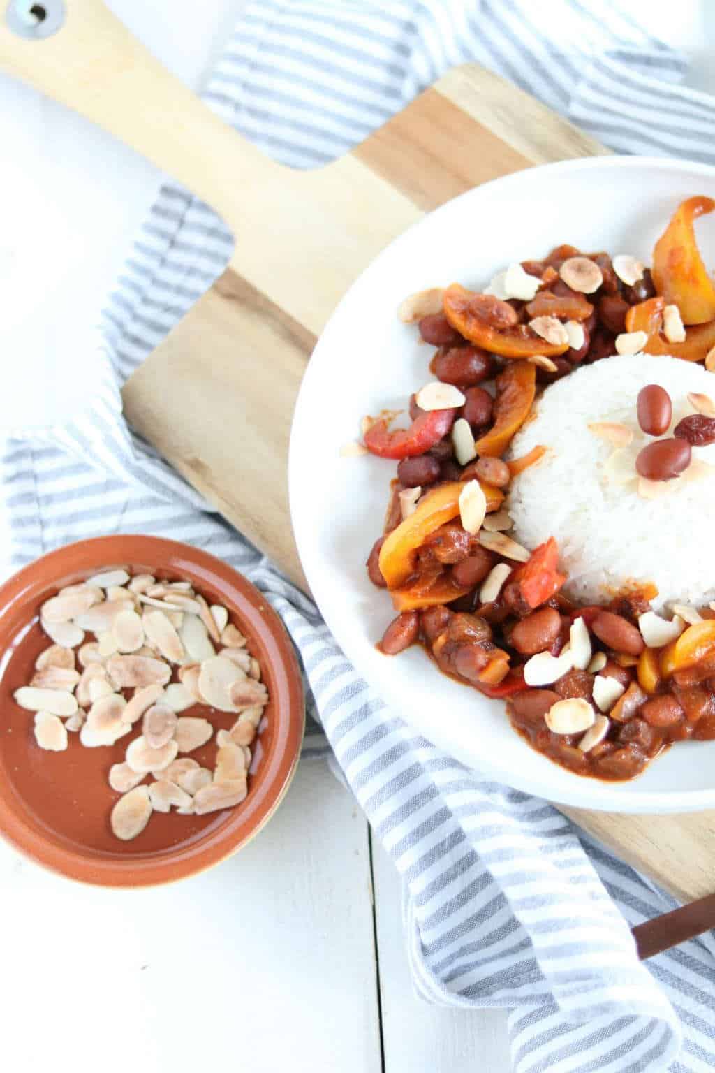 vegetarische pilav met bonen, noten en rozijnen