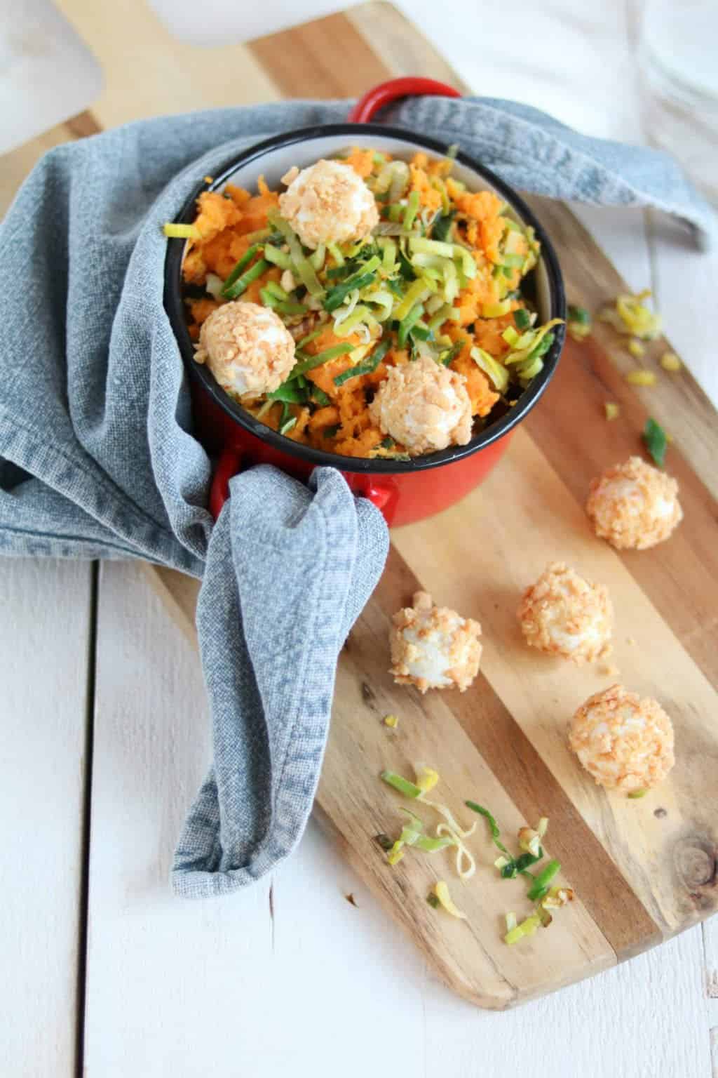 Een stamppot is lekker, voedzaam en makkelijk te maken. Deze zoete aardappel stamppot met prei en geitenkaas balletjes is een smakelijk vegetarisch recept.