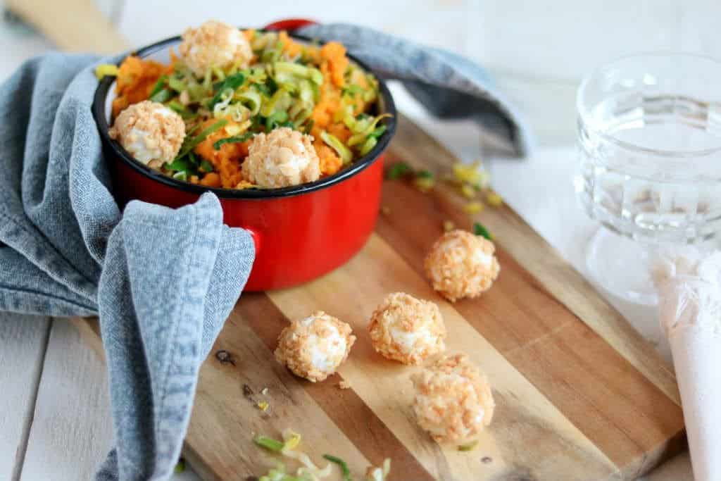 Een stamppot is lekker, voedzaam en makkelijk te maken. Deze zoete aardappel stamppot met prei en geitenkaas balletjes is een smakelijk vegetarisch recept.