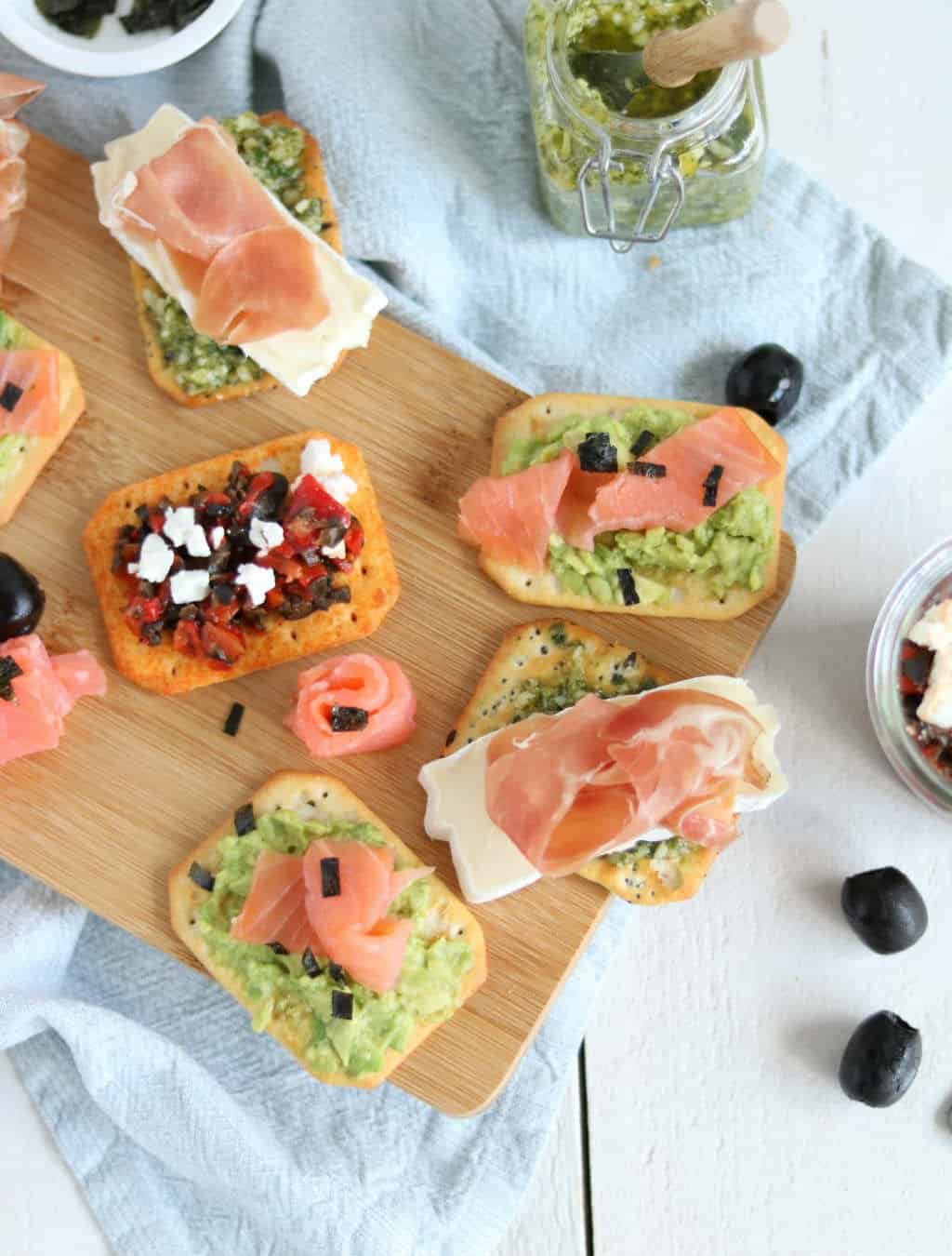 3 x toppings voor bij de borrel: avocado met zalm, paprika tapenade met feta en pesto met brie en rauwe ham