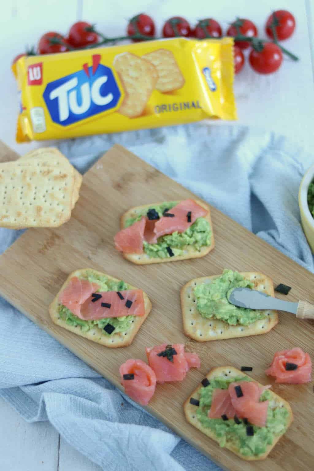 3 x toppings voor bij de borrel: avocado met zalm, paprika tapenade met feta en pesto met brie en rauwe ham