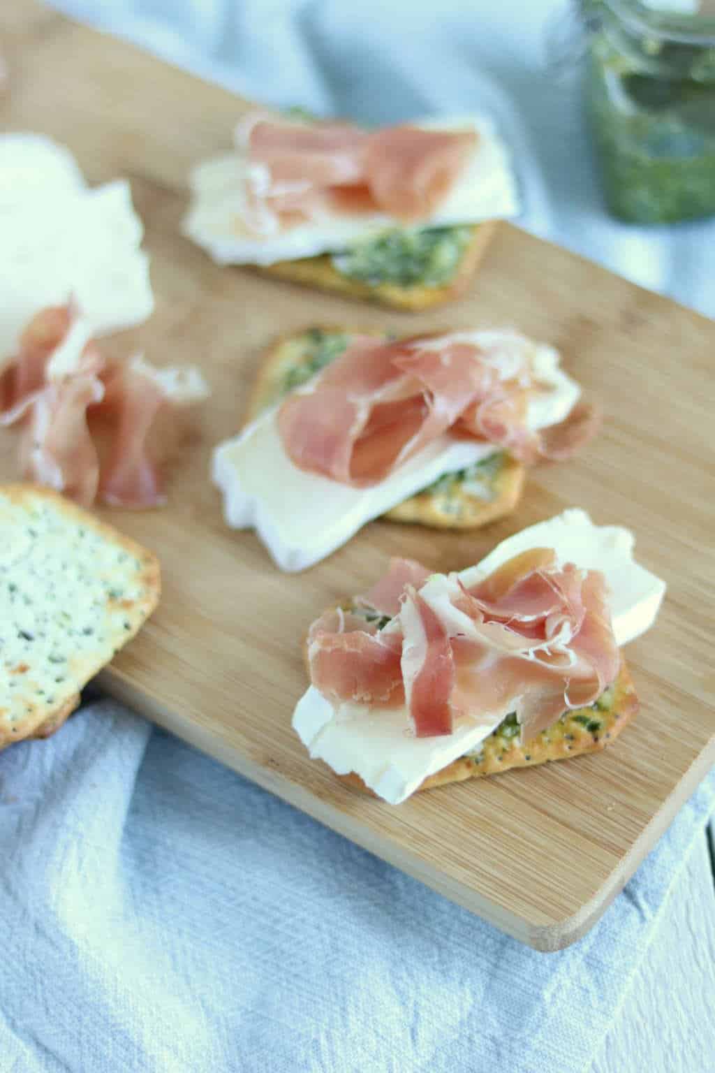 3 x toppings voor bij de borrel: avocado met zalm, paprika tapenade met feta en pesto met brie en rauwe ham