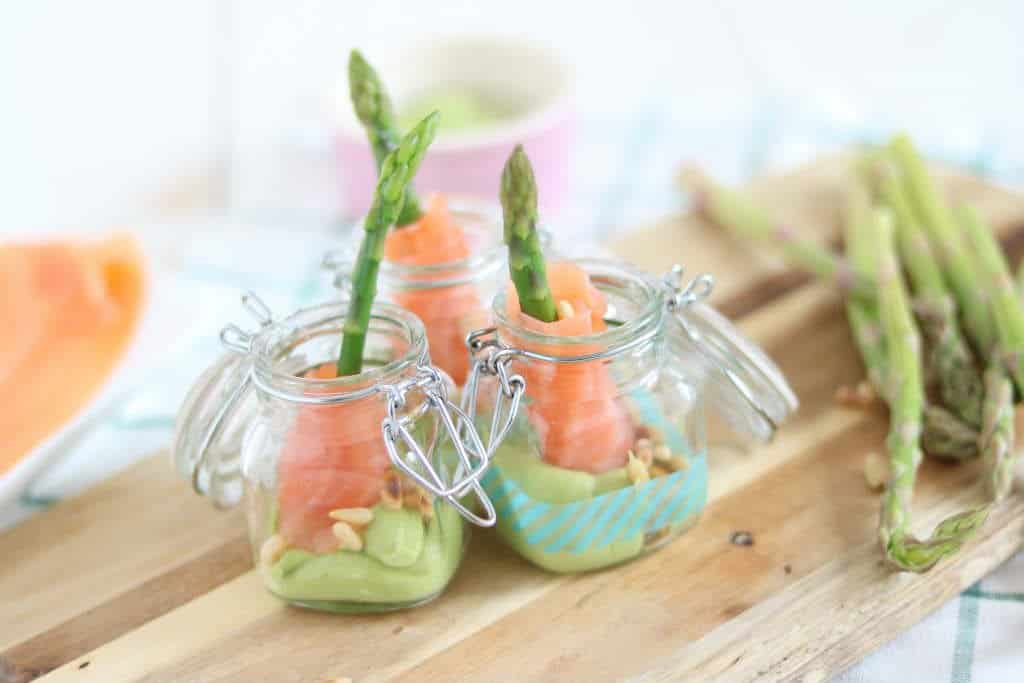 Amuse met groene aspergetips, zalm en avocado