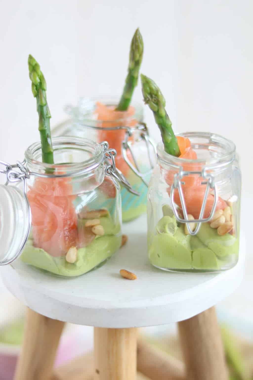 Amuse met groene aspergetips, zalm en avocado 