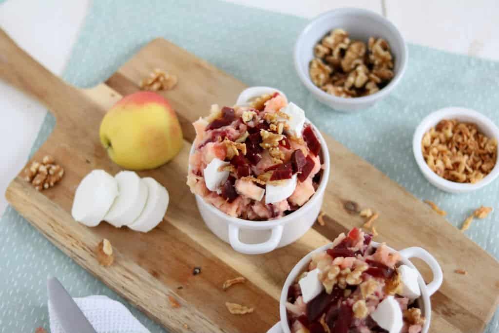 Een vegetarische bieten stamppot met geitenkaas, walnoot, appel en gefrituurde uitjes. Deze stamppot past perfect bij de Week Zonder Vlees.