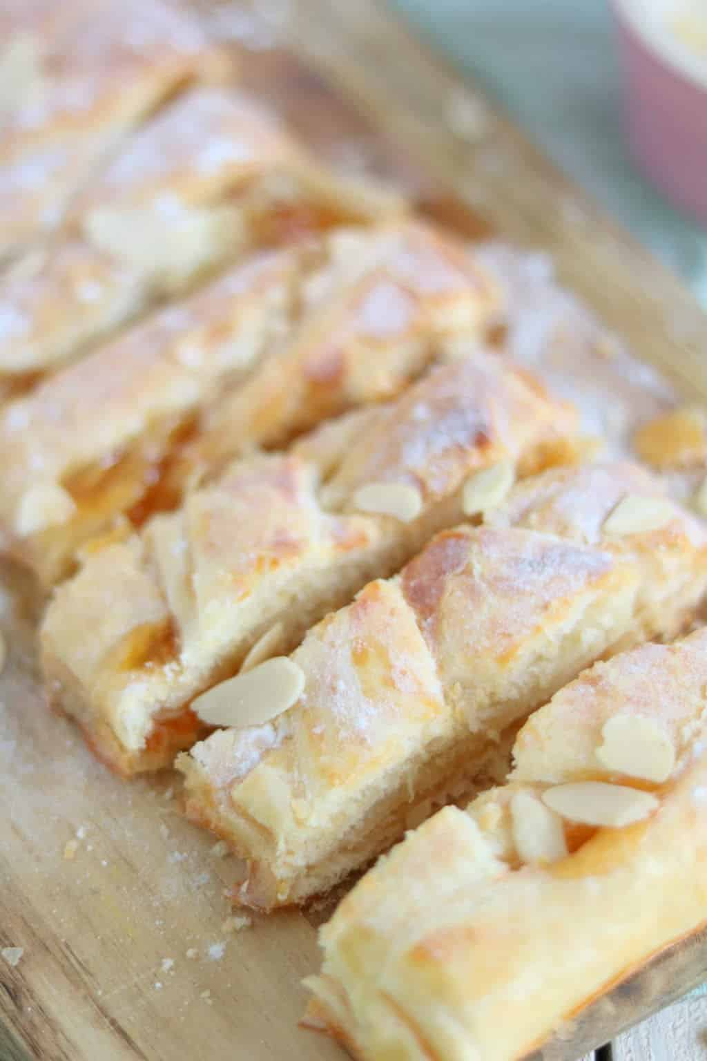 Bladerdeegbrood met abrikozenjam 