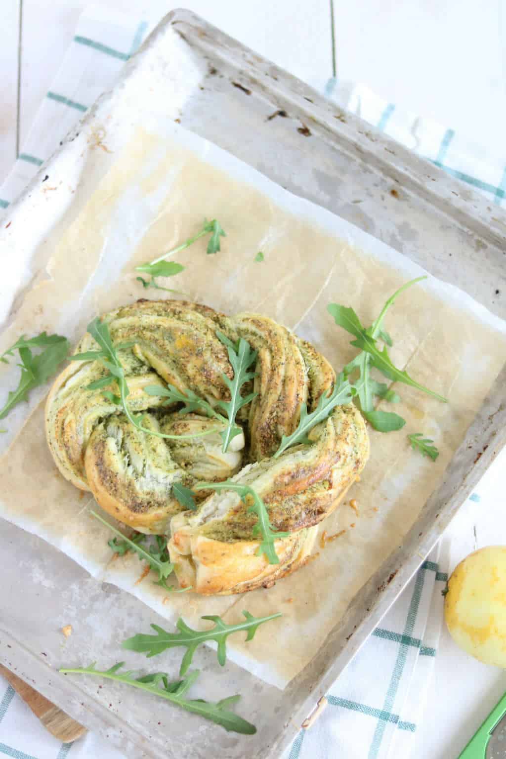 Broodkrans met zelfgemaakte pesto van rucola en citroen. Lekekr fris en passend bij de lente. 