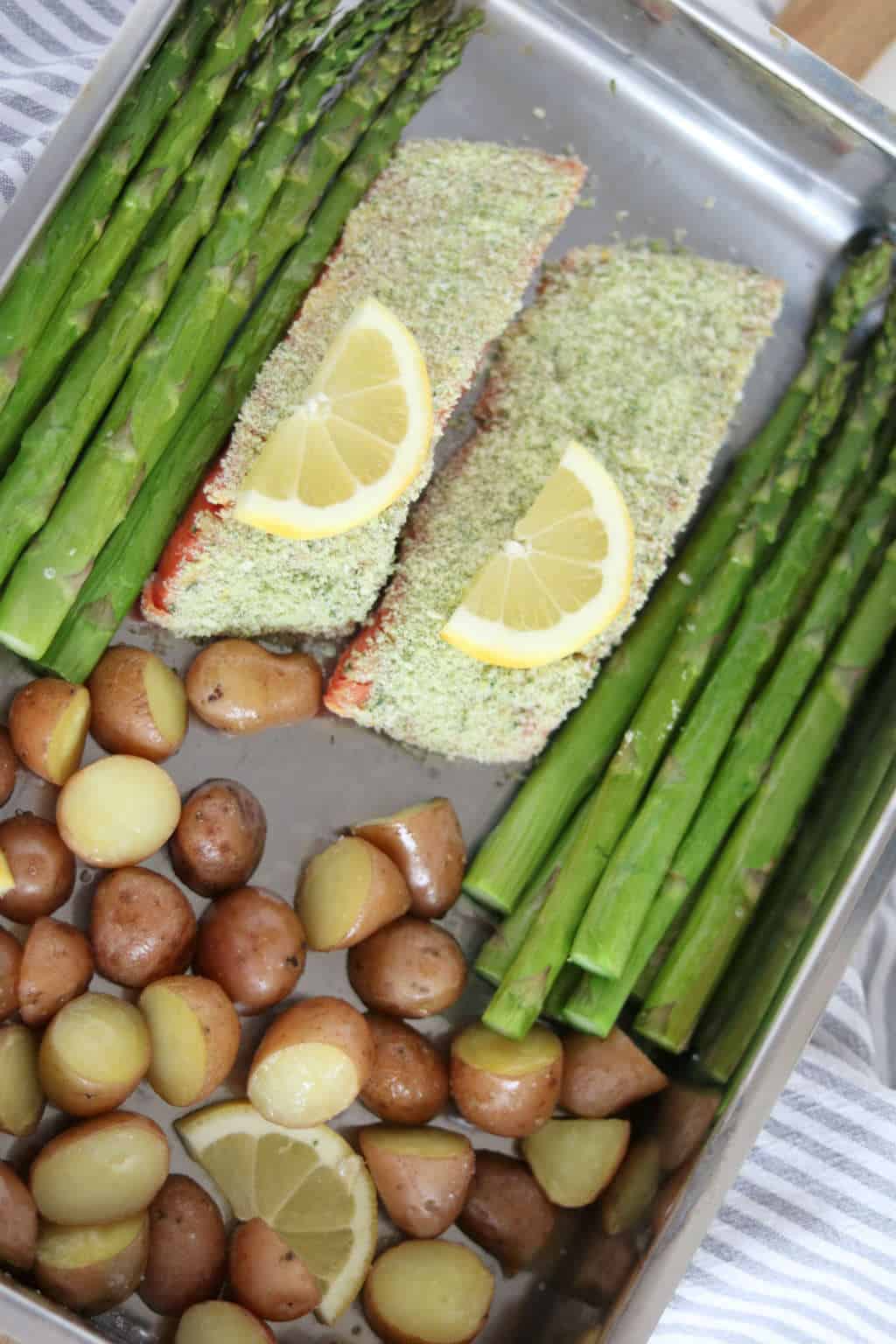 Groene asperges met zalm uit de oven