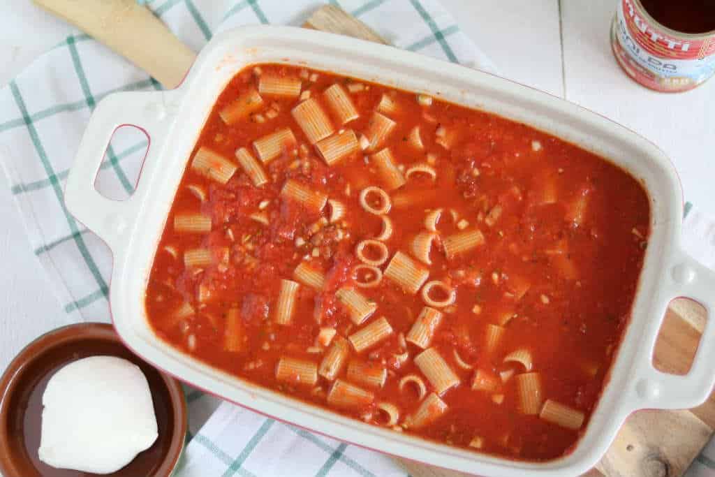 Vegetarische pasta ovenschotel, alle ingrediënten ongekookt in de ovenschaal.