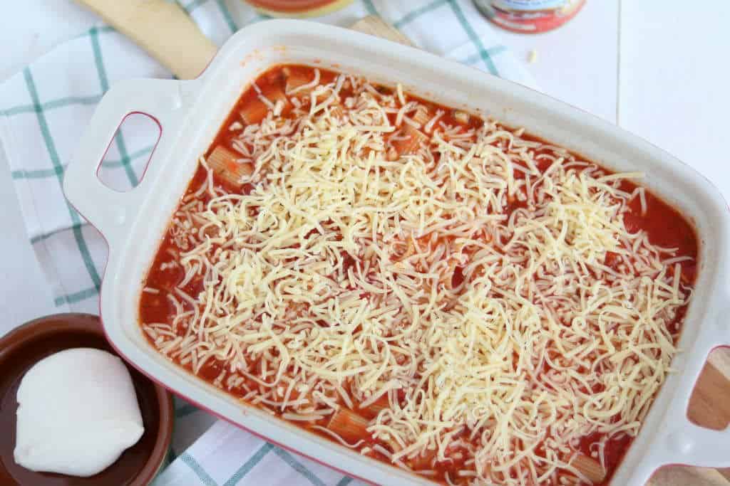 Vegatarische pasta ovenschotel, alle ingrediënten ongekookt in de ovenschaal.