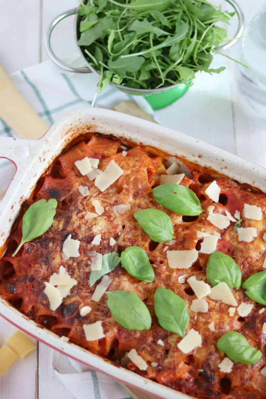 Vegatarische pasta ovenschotel, alle ingrediënten ongekookt in de ovenschaal.