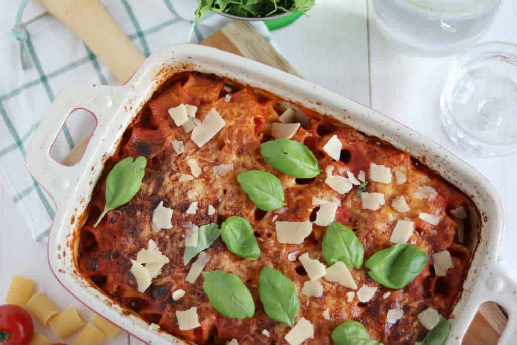 Vegetarische pasta ovenschotel, alle ingredi&euml;nten ongekookt in de ovenschaal.
