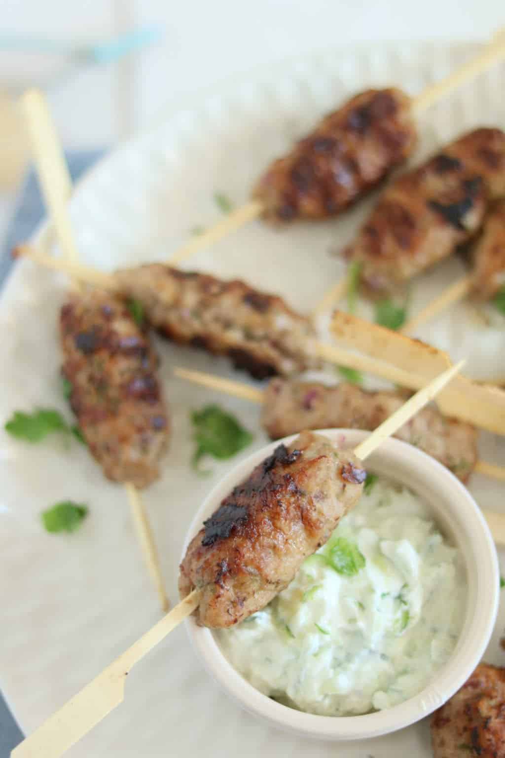 Griekse gehaktballetjes met tzatziki maak je makkelijk zelf met dit Griekse recept van een vriendin van mij. 