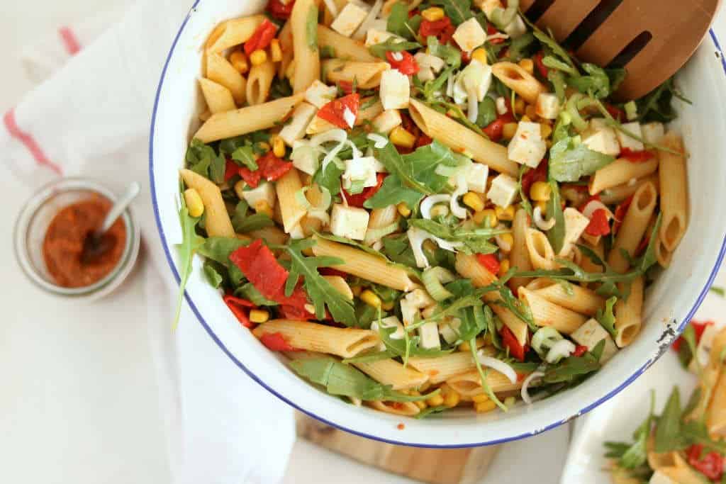 Pasta salade met geroosterde paprika en feta