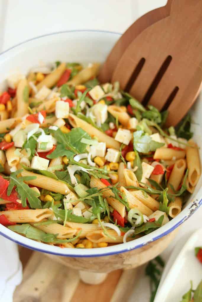 Pasta salade met geroosterde paprika en feta