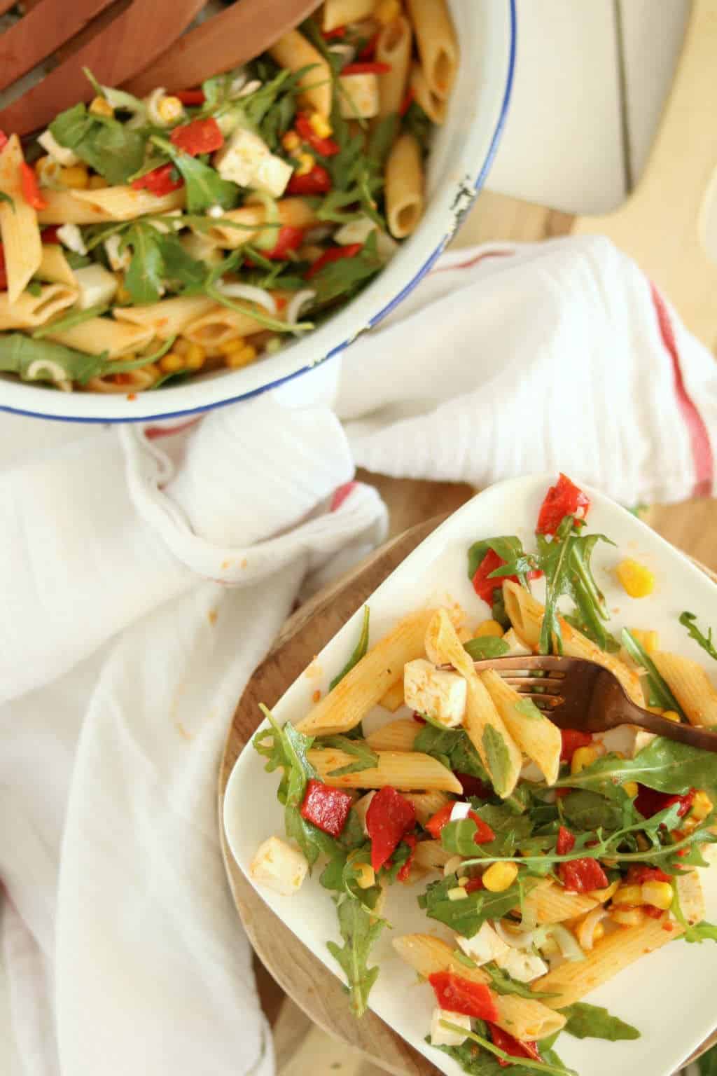 Pasta salade met geroosterde paprika en feta
