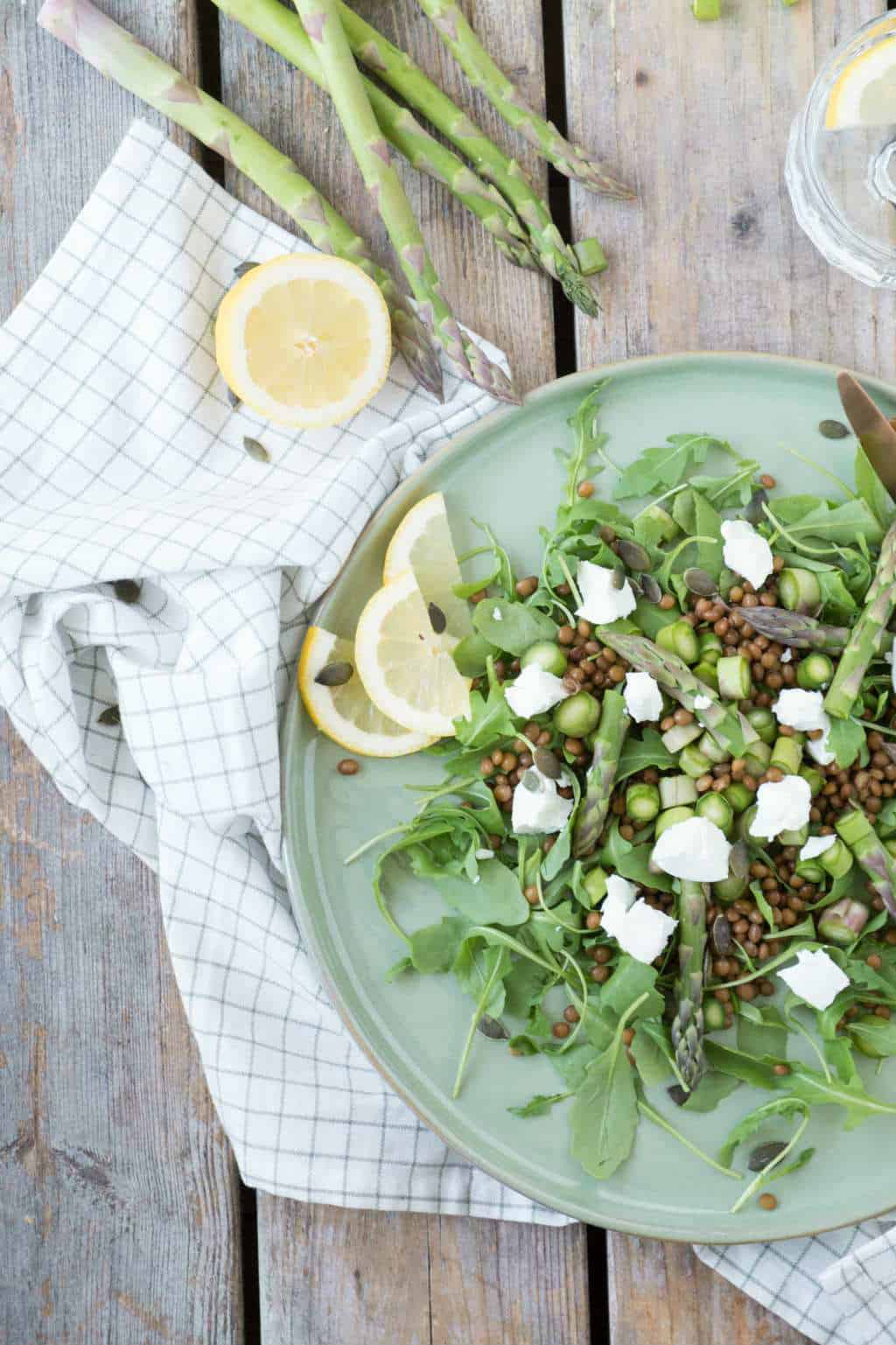 Een lichte maaltijd salade met groene asperges en geitenkaas. Binnen 20 minuten zet je een voedzame maaltijd op tafel zonder te koken! 