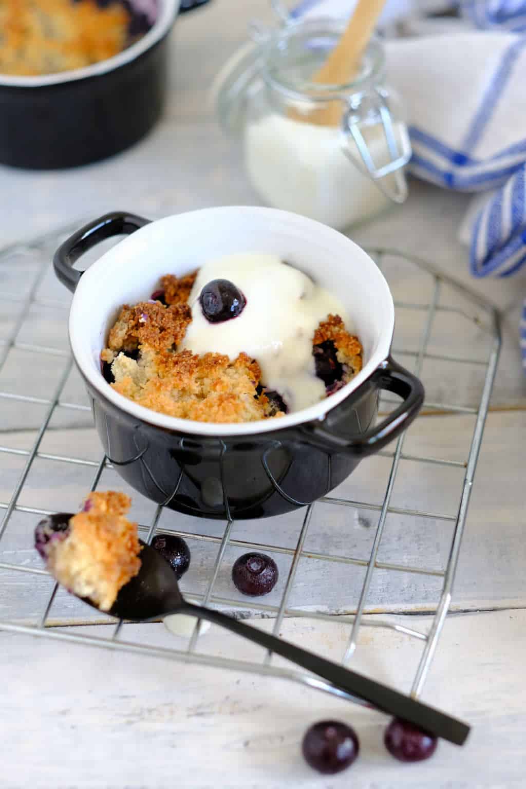 Kokos crumble met blauwe bessen