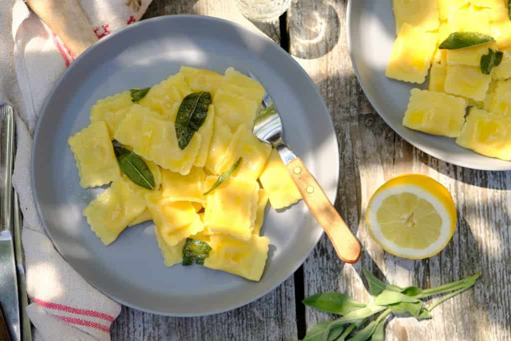 Ravioli met saliejus