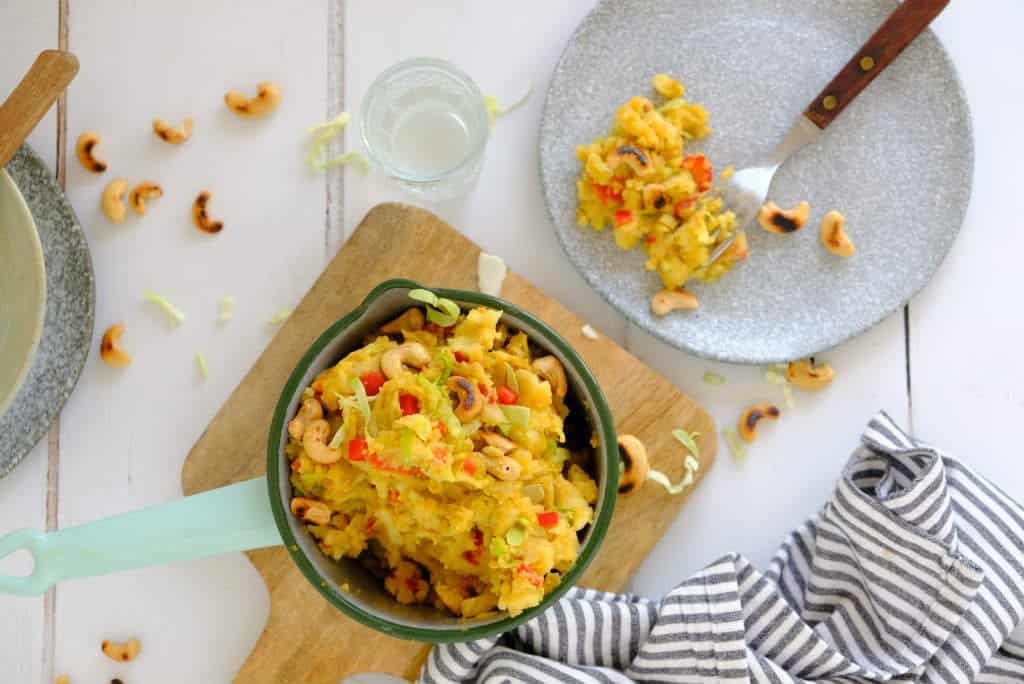 Een spitskool stamppot met cashewnoten. Een vegetarische stamppot met een oosterse twist door het gebruik van kerrie, koriander en sojasaus.