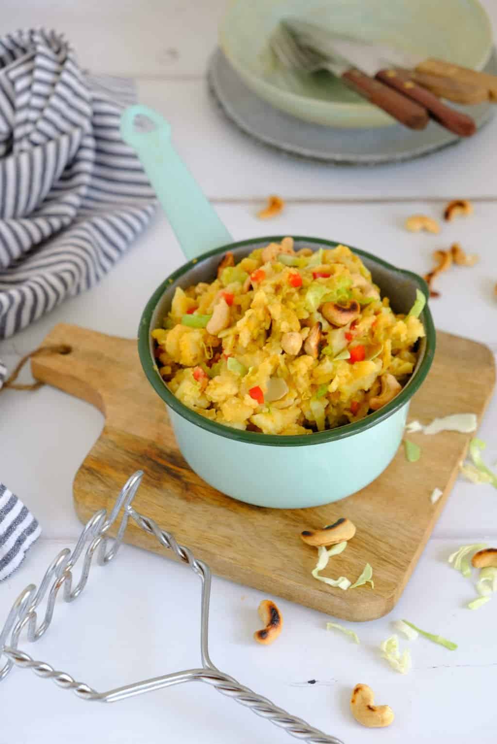 Een spitskool stamppot met cashewnoten. Een vegetarische stamppot met een oosterse twist door het gebruik van kerrie, koriander en sojasaus.