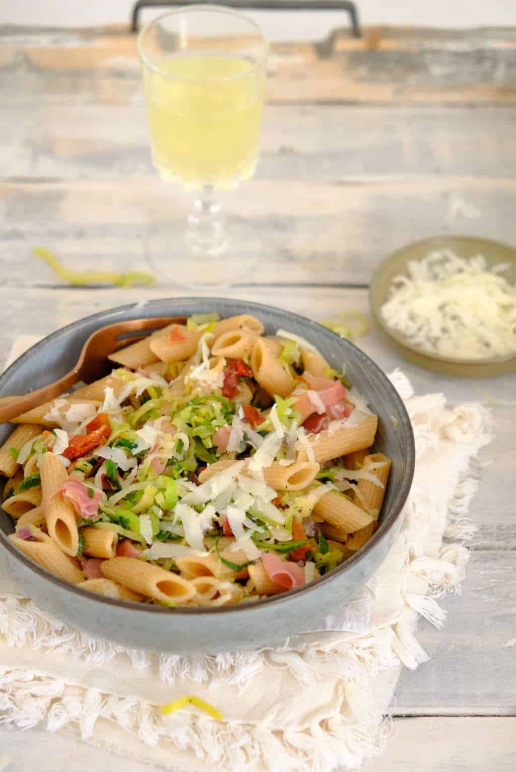 Pasta met prei en ham. Deze makkelijke maaltijd staat binnen 20 minuten op tafel. 