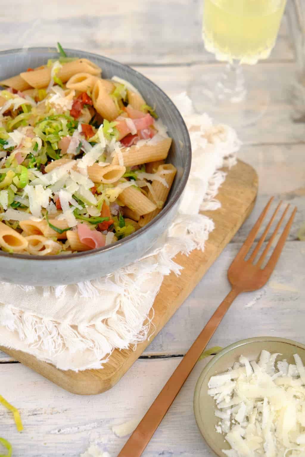 Pasta met prei en ham. Deze makkelijke maaltijd staat binnen 20 minuten op tafel.