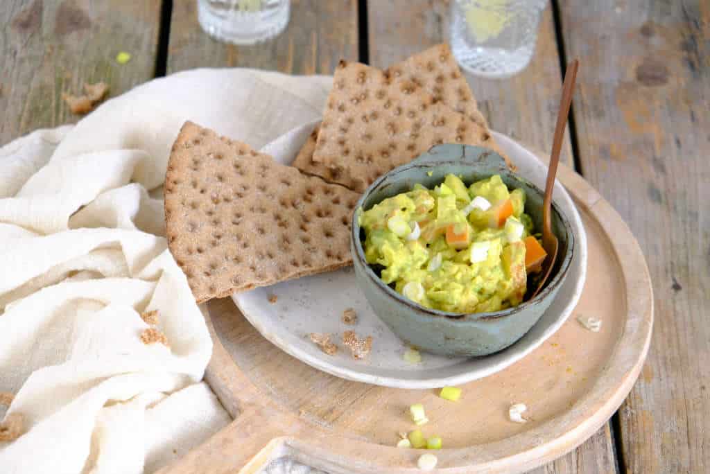 Kip kerrie met avocado. Deze zelfgemaakte salade is lekker voor op brood bij de lunch, op rijstwafels of op toast voor bij de borrel.