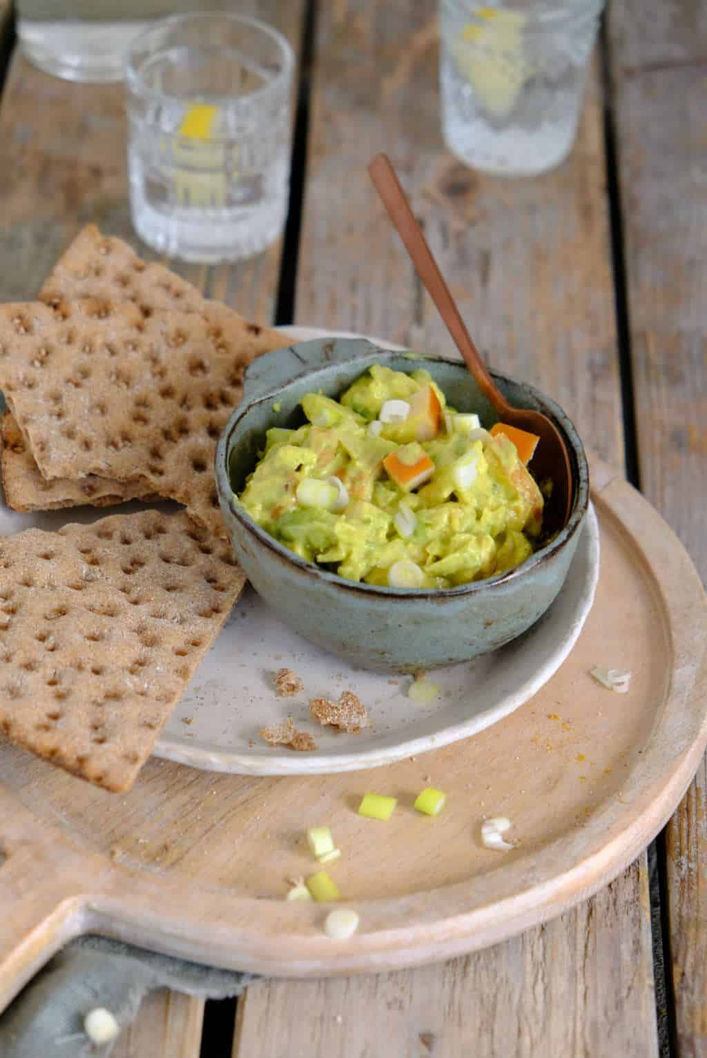 Kip kerrie met avocado. Deze zelfgemaakte salade is lekker voor op brood bij de lunch, op rijstwafels of op toast voor bij de borrel. 
