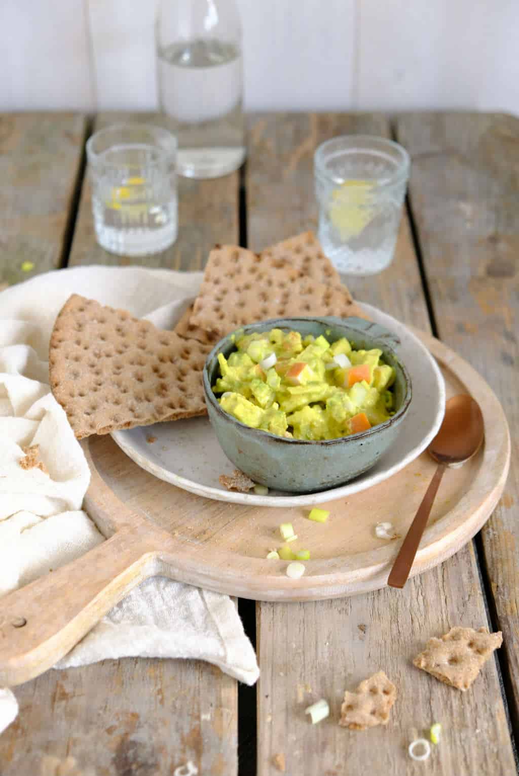 Kip kerrie met avocado. Deze zelfgemaakte salade is lekker voor op brood bij de lunch, op rijstwafels of op toast voor bij de borrel. 