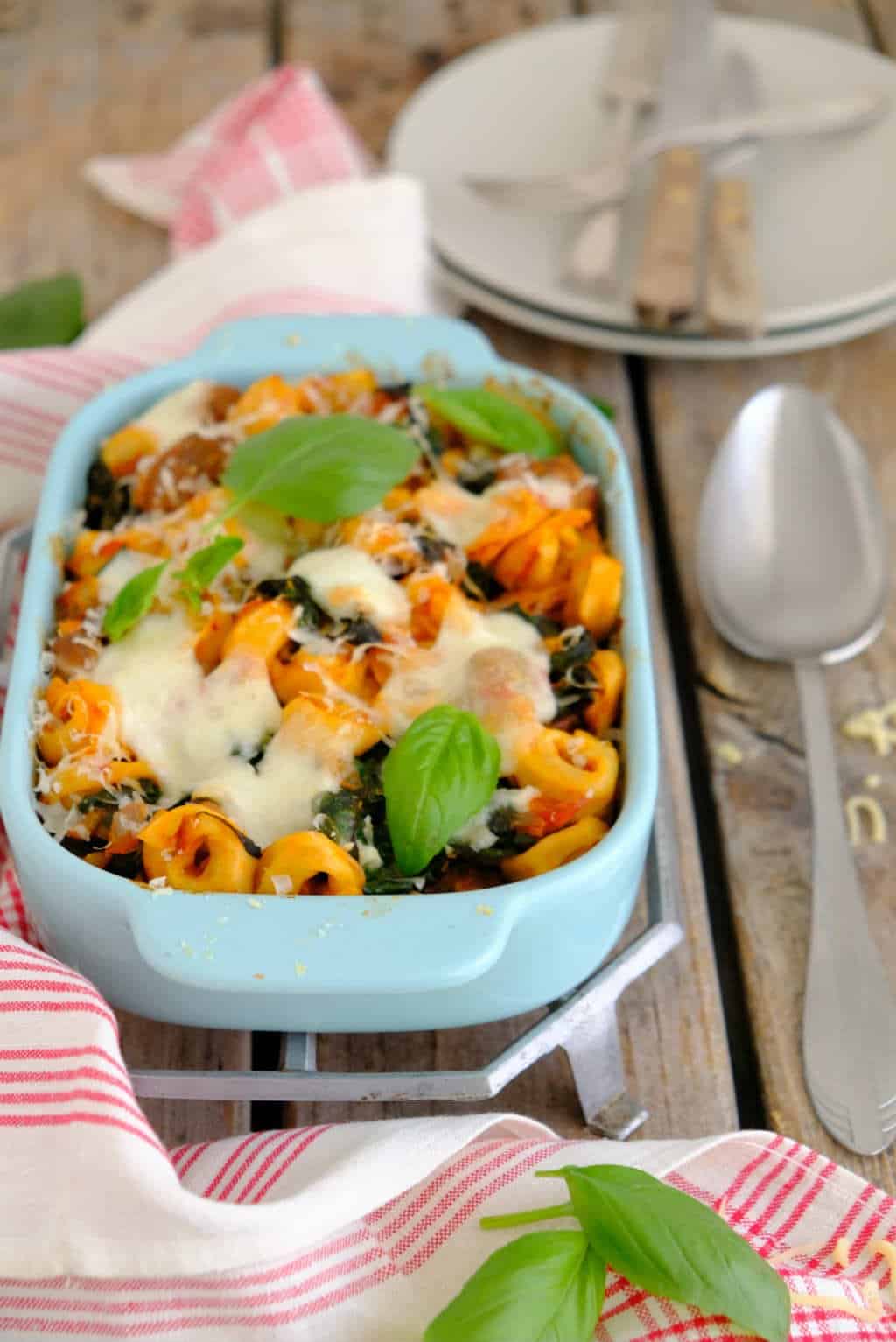 Tortellini uit de oven. Dit is een makkelijke ovenschotel met pasta.