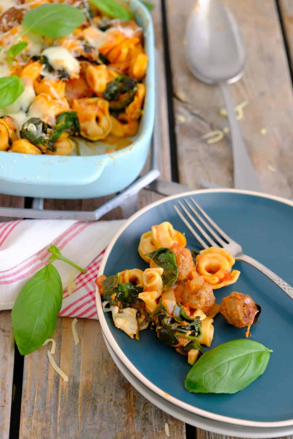 Tortellini uit de oven. Dit is een makkelijke ovenschotel met pasta. 