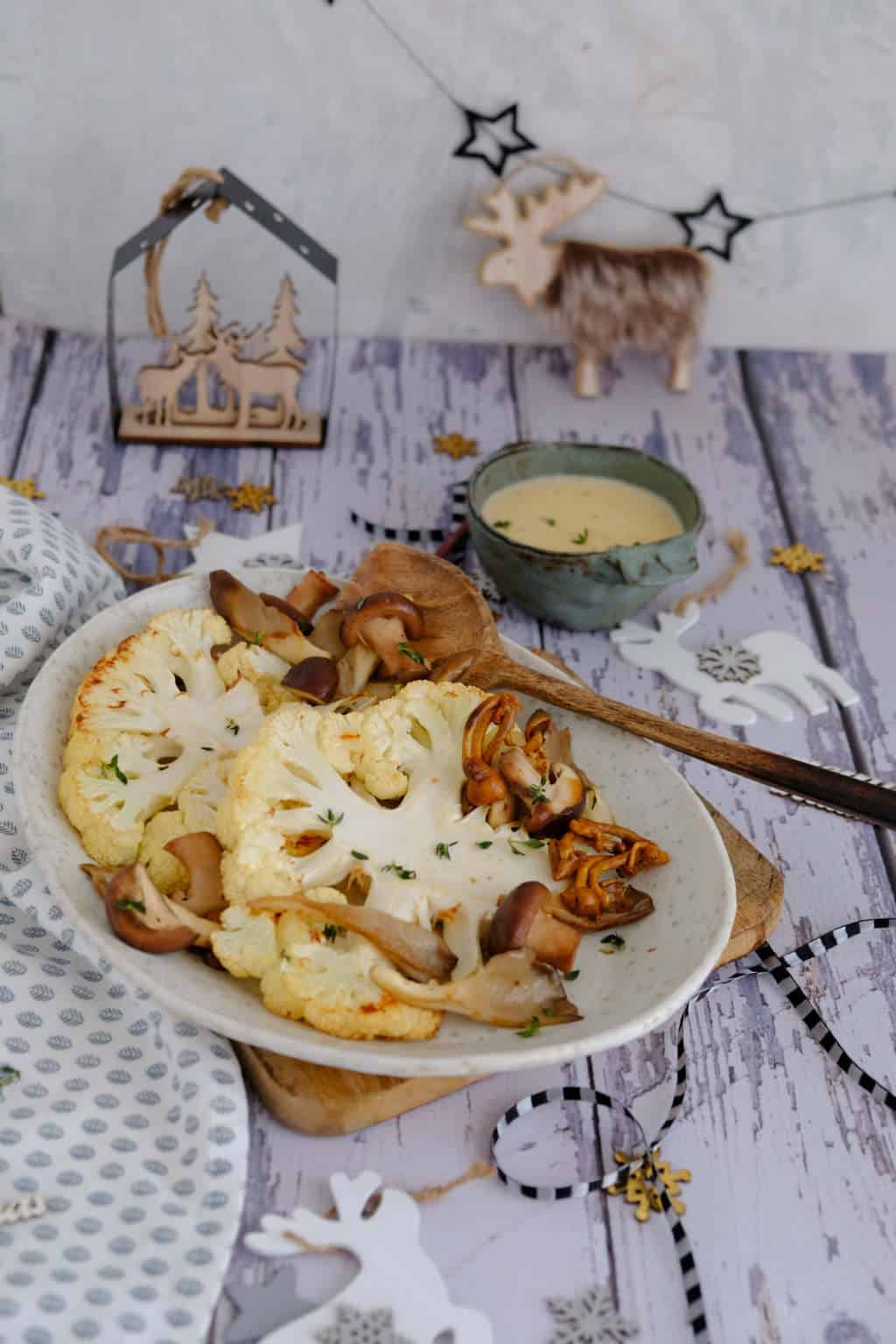 Voor deze kerst staan bloemkoolsteaks met champignon roomsaus op het programma voor een vegetarisch hoofdgerecht of bijgerecht.