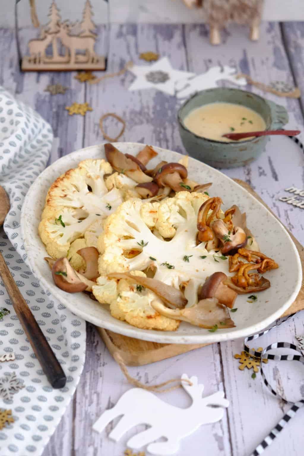 Voor deze kerst staan bloemkoolsteaks met champignon roomsaus op het programma voor een vegetarisch hoofdgerecht of bijgerecht.