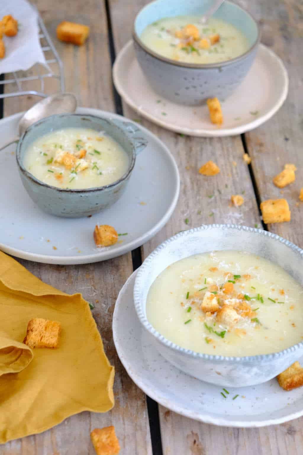 Romige bloemkoolsoep met croutons. De smaak van dit bloemkoolsoep recept is zacht en pittig tegelijk door de Boursin. De croutons maken het af.
