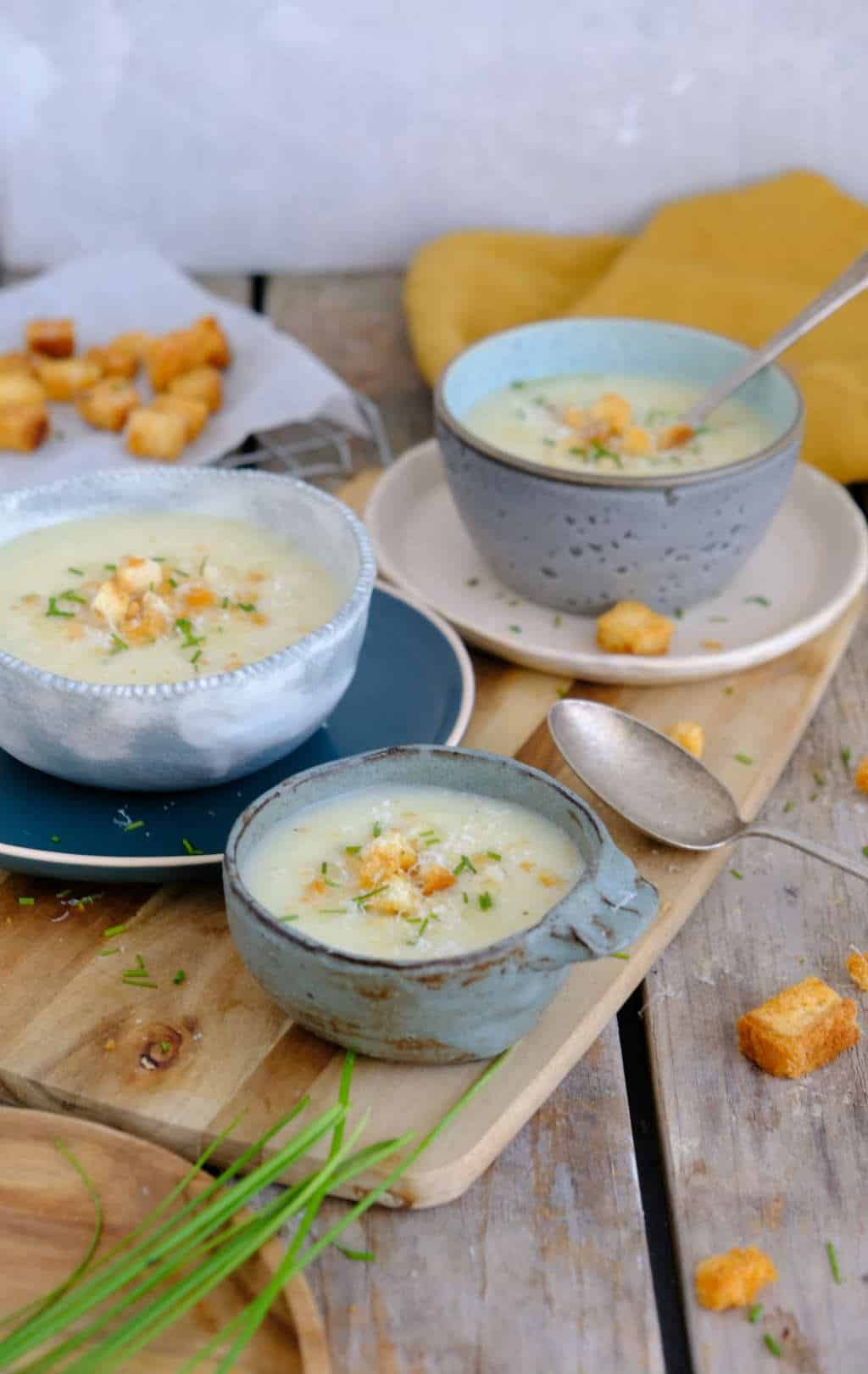 Romige bloemkoolsoep met croutons. De smaak van dit bloemkoolsoep recept is zacht en pittig tegelijk door de Boursin. De croutons maken het af.