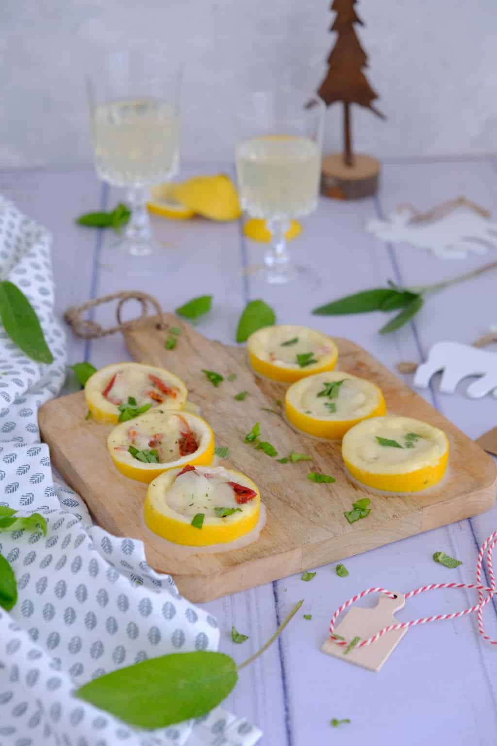 Gebakken citroenen uit de oven van Jamie Oliver is een lekker fris hapje dat de smaakpapillen prikkelt. De vulling bestaat uit mozzarella, ham en tomaat.